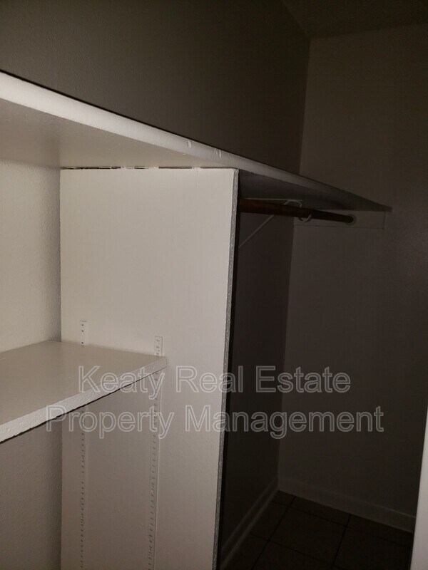 Building Photo - 509 Fox Run Ave