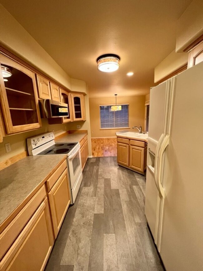 Building Photo - Updated 3 Bedroom Condo!