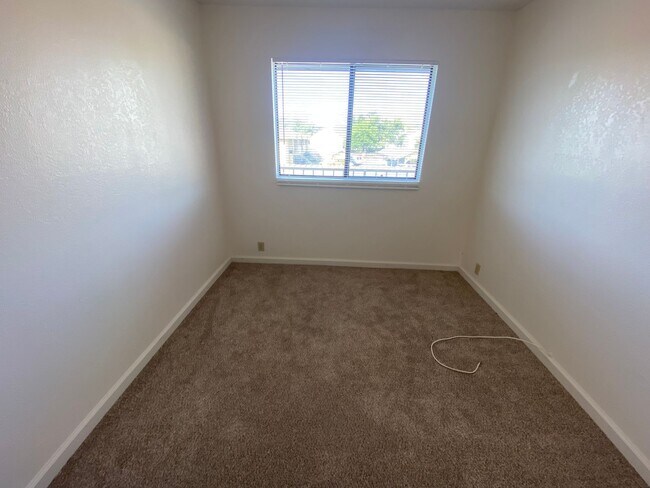 Building Photo - La Tierra Gardens - 2/1 Upstairs Apartment