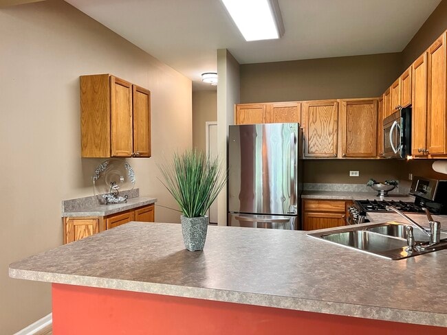 Building Photo - 625 Shakespeare Dr