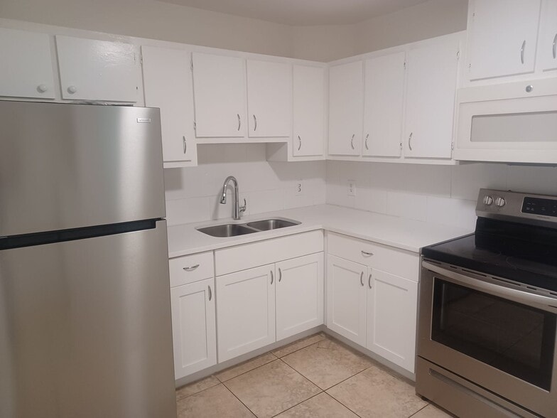 Building Photo - 4808 Lucaya Dr
