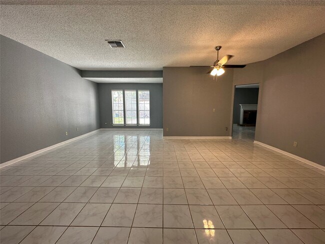 Building Photo - 3319 Green Fields Dr