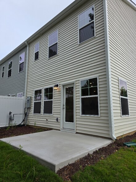 Building Photo - 176 Paramount Dr