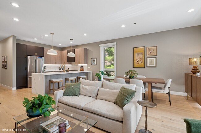 Building Photo - 4932 N Kenmore Ave