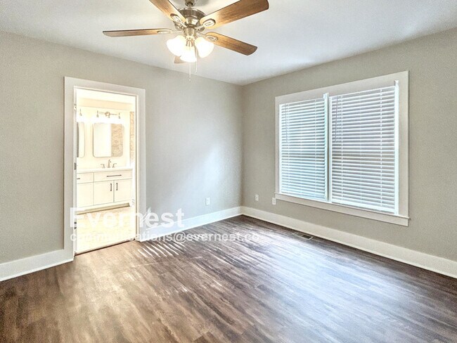 Building Photo - 4-Room Home in Prime Location Near Schools...