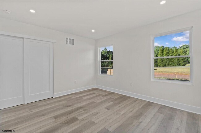 Building Photo - 1301 3rd Ter