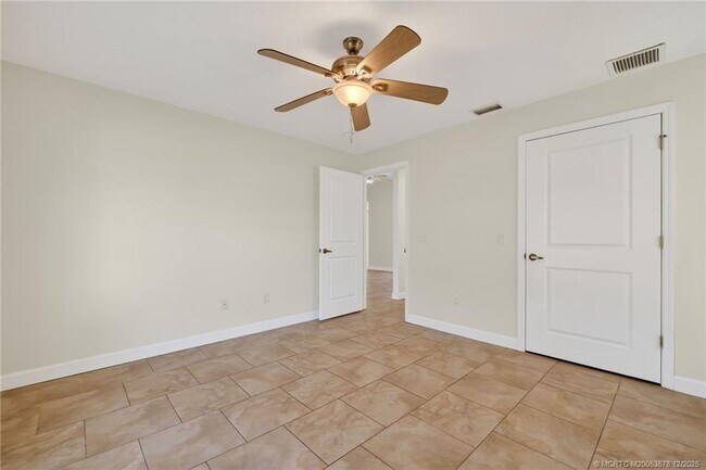 Building Photo - 1855 17th Ave SW