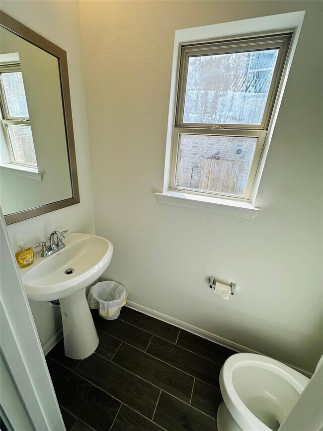 Building Photo - 2419 Humble Wy