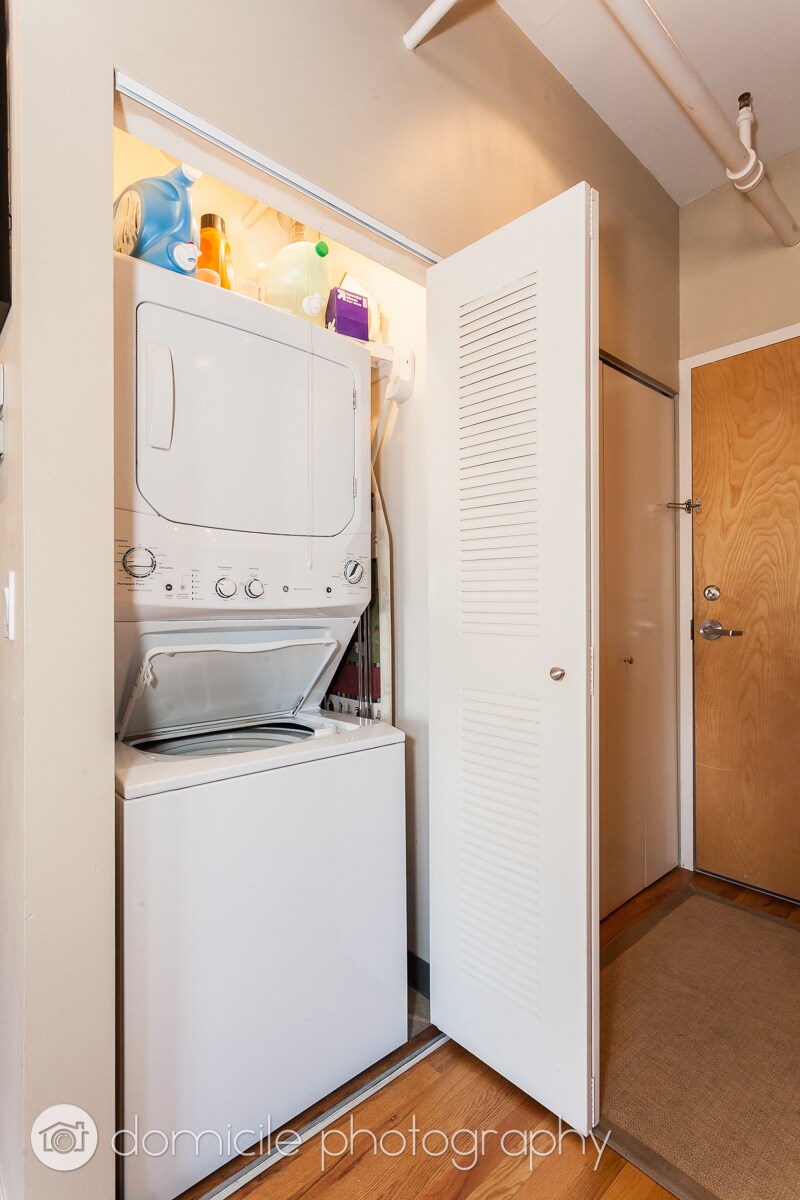 Building Photo - 1735 W Diversey Pky