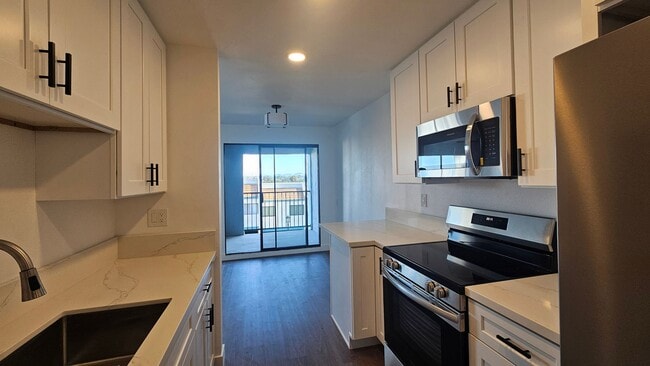 Building Photo - Beautiful 2BD 1.5BA Recently Remodeled Condo in Forest Park Plaza