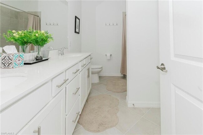 Building Photo - 15275 Green Acre Avenue Unit 338
