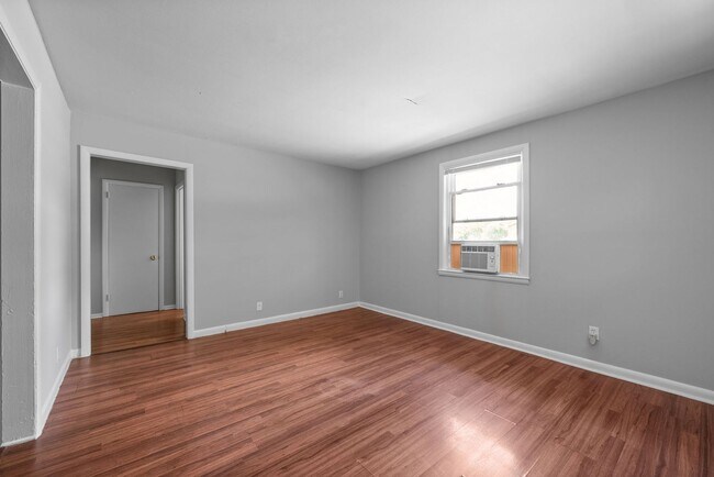 Building Photo - 454 Circle Dr