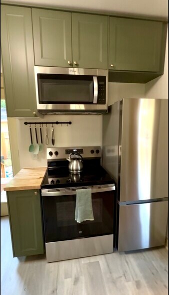 Building Photo - 729 NE Shaver St