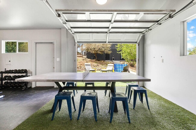 Building Photo - 828 Black Dr