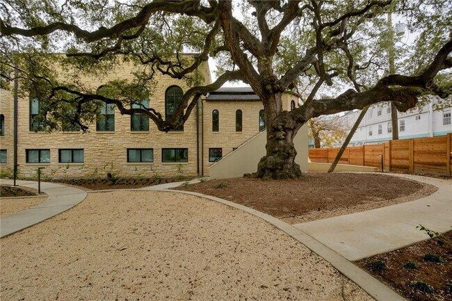 Building Photo - 211 W Johanna St