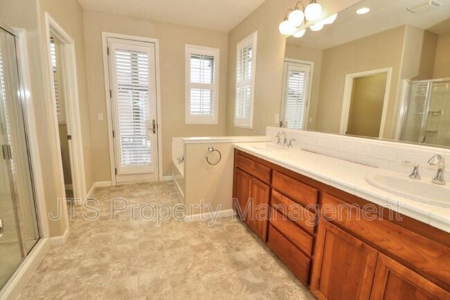 Building Photo - 217 Barnhill Dr