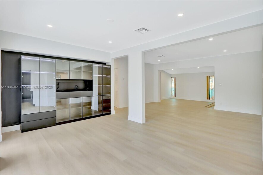 Building Photo - 1720 SW 23rd Ave