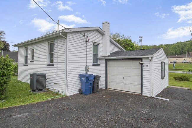 Building Photo - 1402 Valley Rd