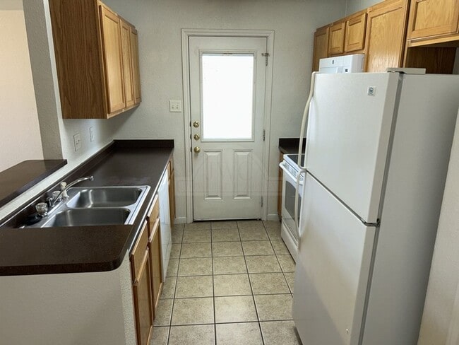 Building Photo - 2100 Schorn Dr