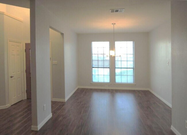 Building Photo - 2116 Leeds Dr