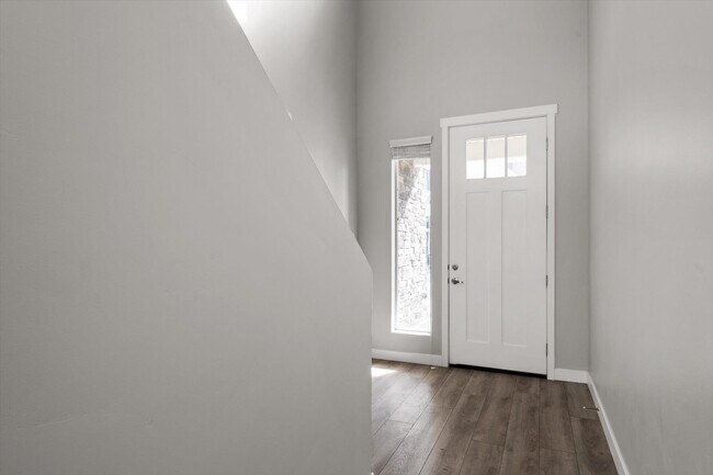 Building Photo - 721 E Zekes Ct