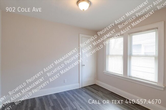 Building Photo - 902 Cole Ave
