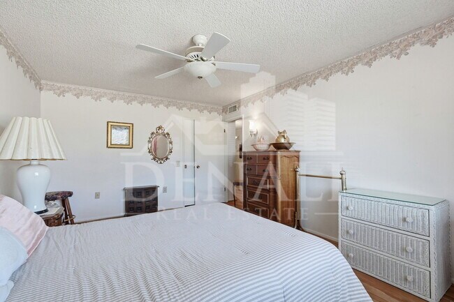 Building Photo - 9807 W Mockingbird Dr