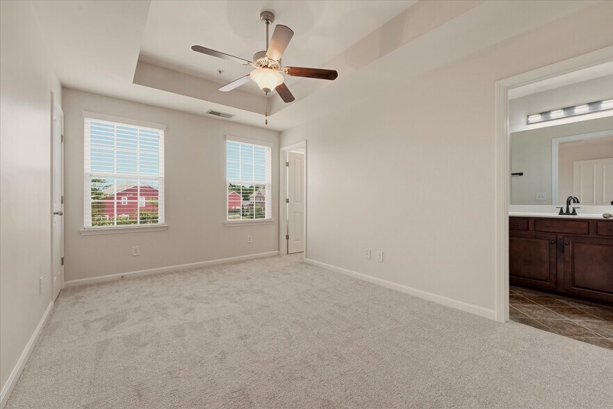 Building Photo - 2050 Hemlock Dr