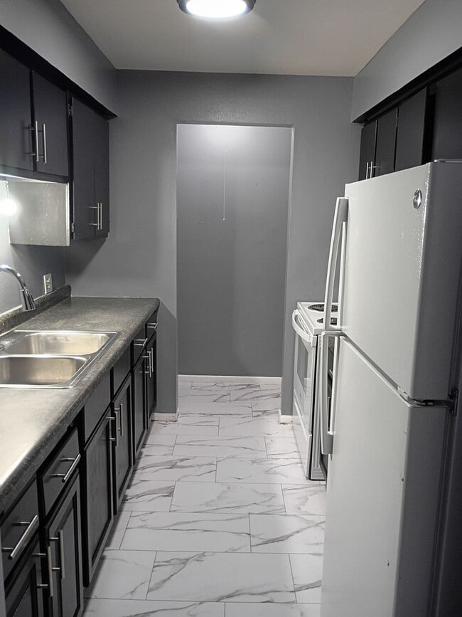 Building Photo - Updated 2BR Apartment | Heat Included | Kenosha Location