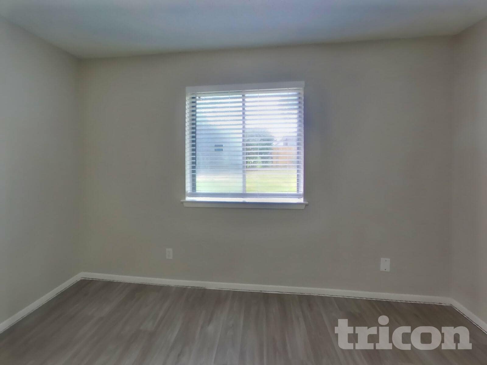 Building Photo - 1721 Oak Tree Dr