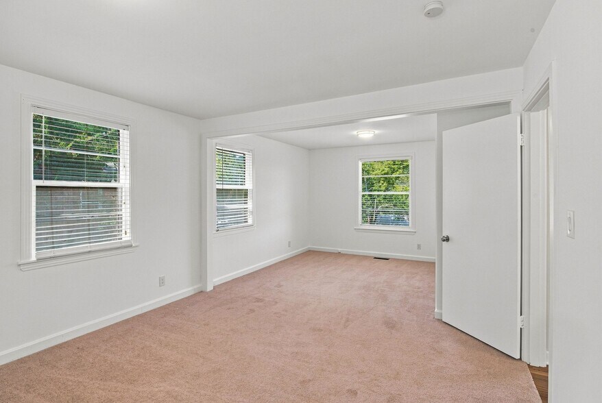 Building Photo - 5713 Vine Ridge Dr