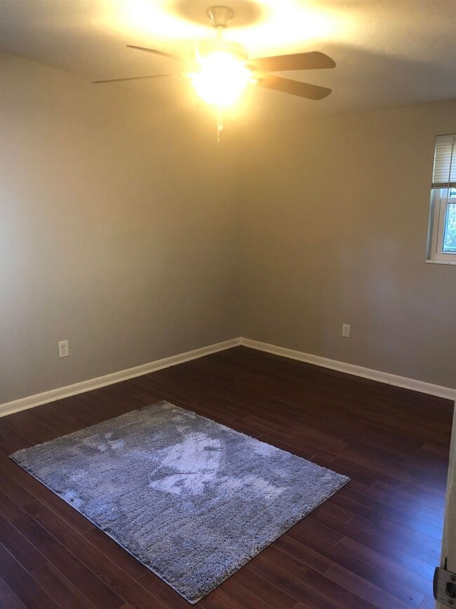 Building Photo - 4 Bedroom 2 Bath