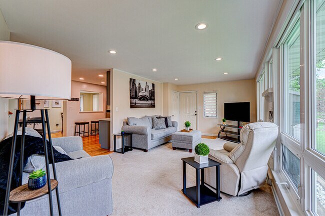 Building Photo - Cozy Home Sleeps 10 Lombard Chicago Suburb