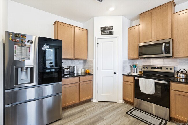 Building Photo - Charming Home Awaits: Spacious & Modern Living in a Prime Location