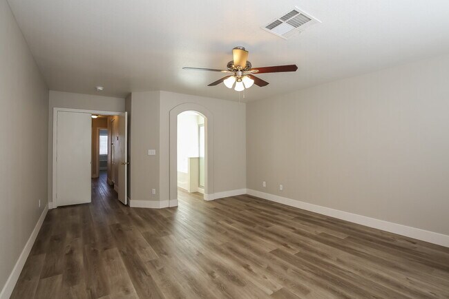 Building Photo - 4729 Cliff Breeze Dr