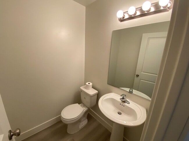 Building Photo - Beautiful 4 bed and 2.5 Bath in Desert Bluff Townhomes at Desert Canyons