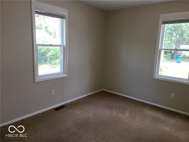 Building Photo - 5838 Rosslyn Ave