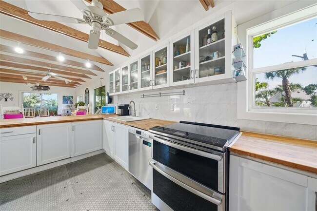 Building Photo - 700 Lands End Dr