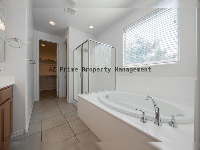 Building Photo - 3311 W Donner Dr