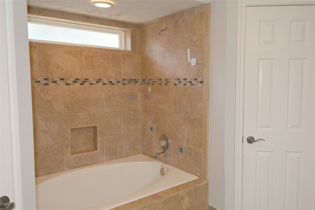 Building Photo - 14830 La Rana Dr