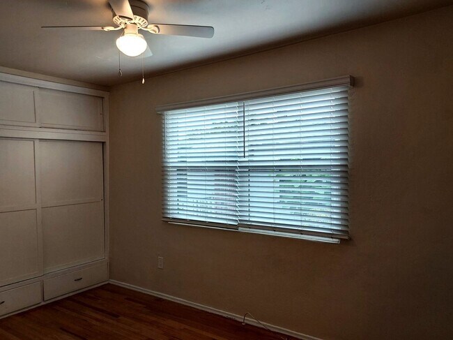 Building Photo - South Park Area 2 Bedroom Cottage w/Garage