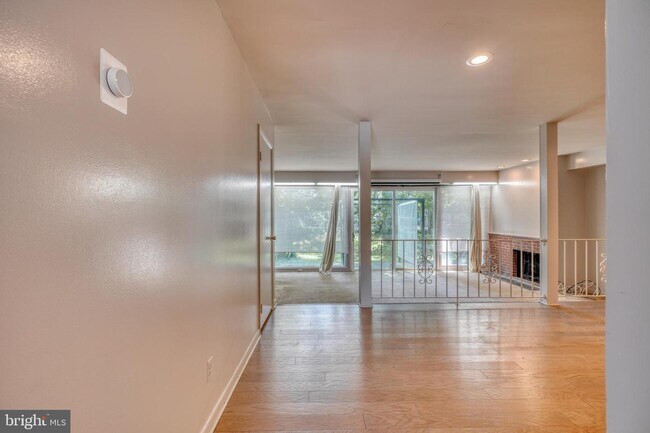 Primary Photo - 7304 Park Village Ct
