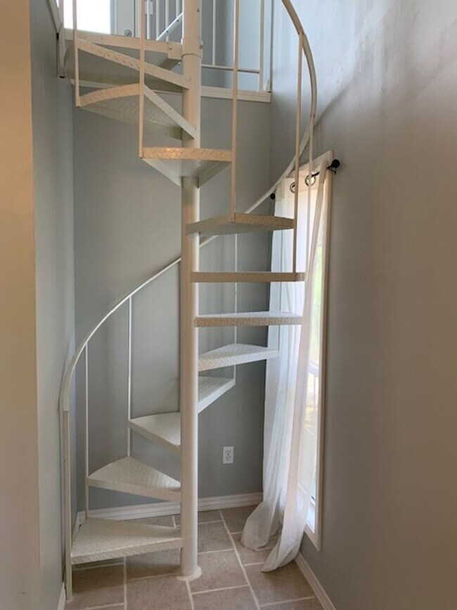 Building Photo - Spacious 3 bedroom 3.5 Baths 2 Home Office...