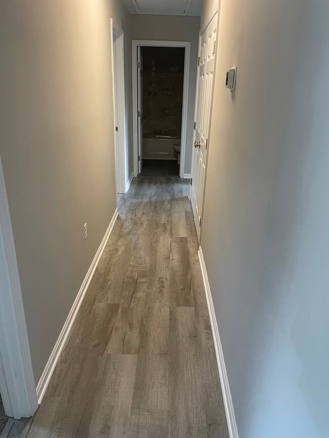 Building Photo - 213 Poplar Ave