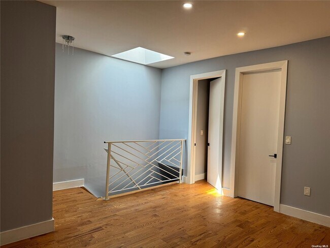 Building Photo - 331 Milford St