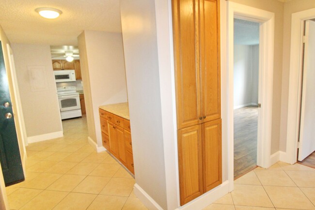 Building Photo - Rare 3-Bedroom, 2-Bath Condo in Sunny Sout...