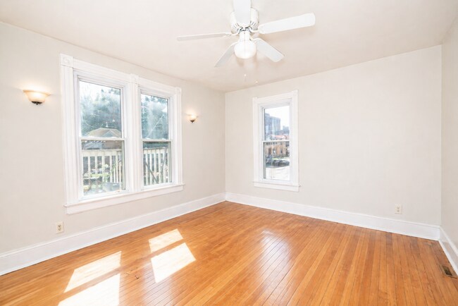 Building Photo - 114 E Johnson St