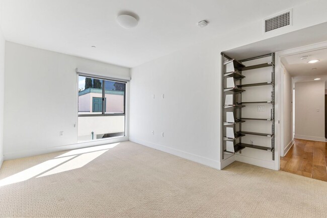 Building Photo - 11715 Goshen Ave
