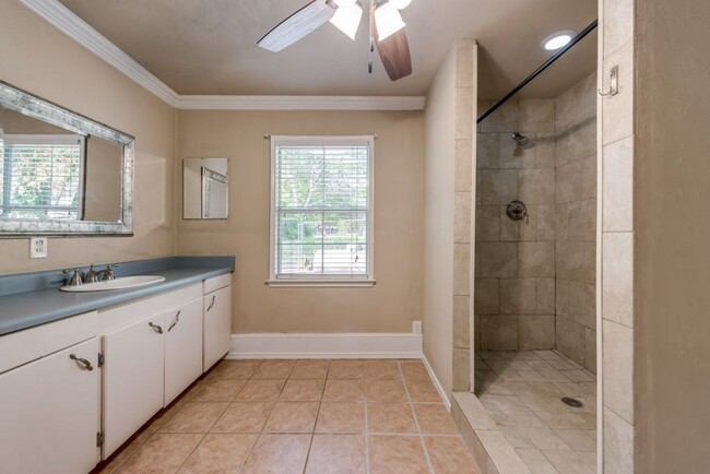 Building Photo - Beautifully Renovated 2 Bed 2 Bath - Deep-...