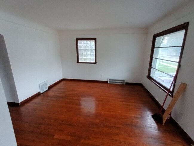 Building Photo - 3 bedroom 1.5 bath brick bungalow - AVAILA...